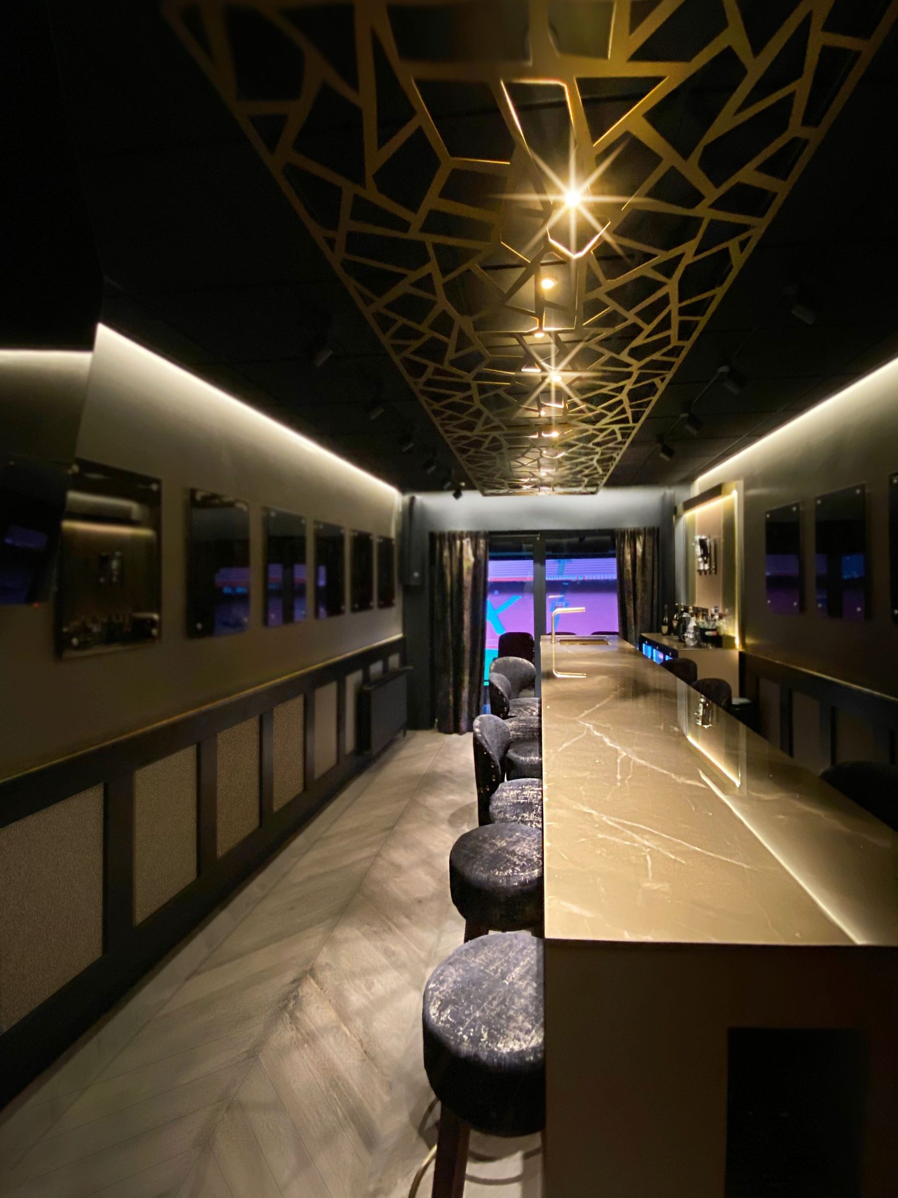 Johan Cruijff ArenA skybox — from dated to luxurious